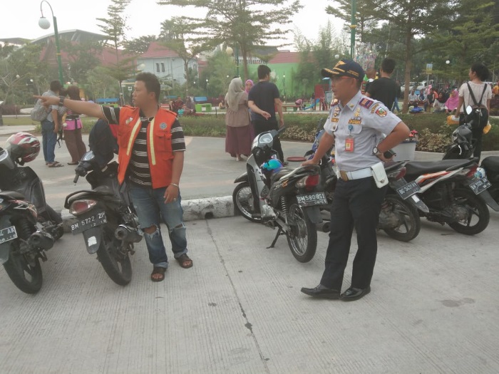 Pungut Parkir Tak Sesuai Perda, Empat Juru Parkir RTH Kaca Mayang Terancam Dipecat